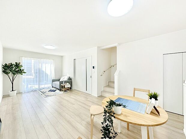 家族団らんの時間も増えそうなくつろぎのリビングダイニング。