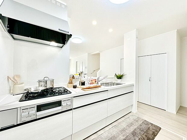 リビングで遊ぶお子様を見守りながらお料理ができる対面キッチン。