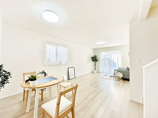 明るい陽光が注ぎ、寛ぎの雰囲気に満たされるダイニング。