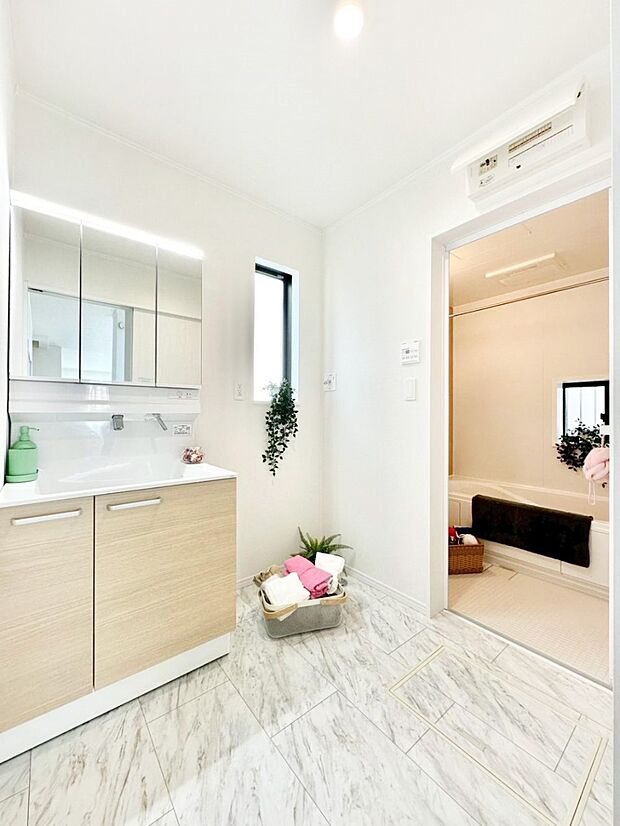 明るい洗面所は毎朝の身支度も楽しくできちゃいそうです。