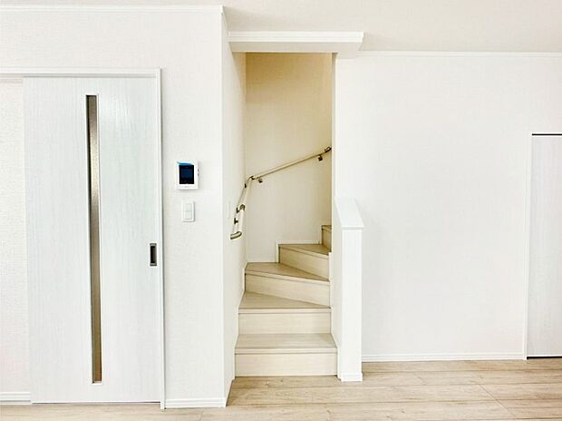 安全性を考慮し階段には手すりを設置しています