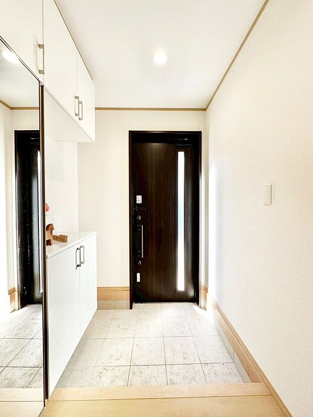 明るい玄関はお客様をお出迎えするのにぴったりです!