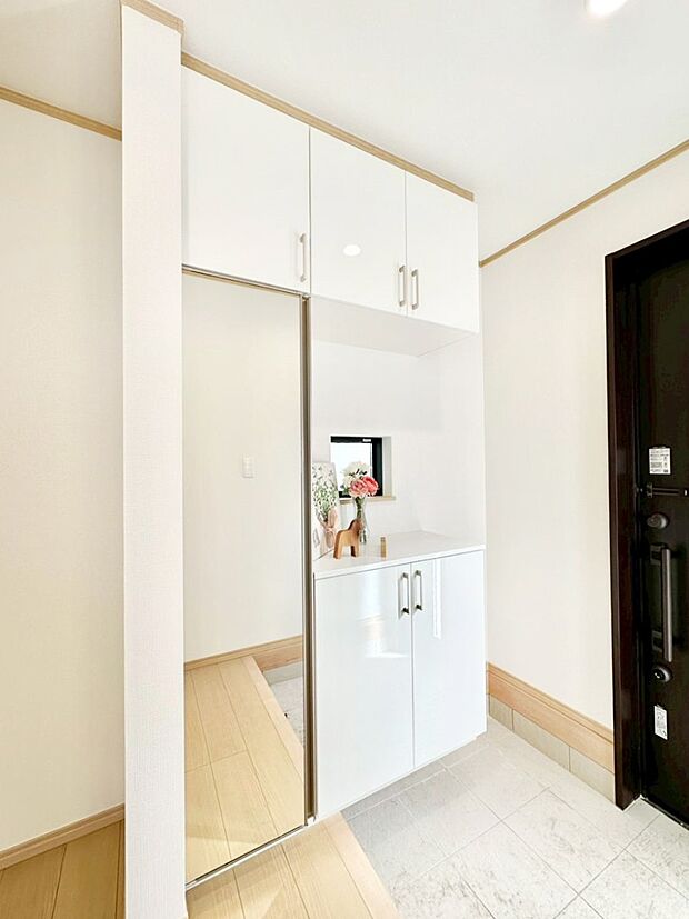 飾り棚を利用して、お越しいただくお客様をおもてなしできます。