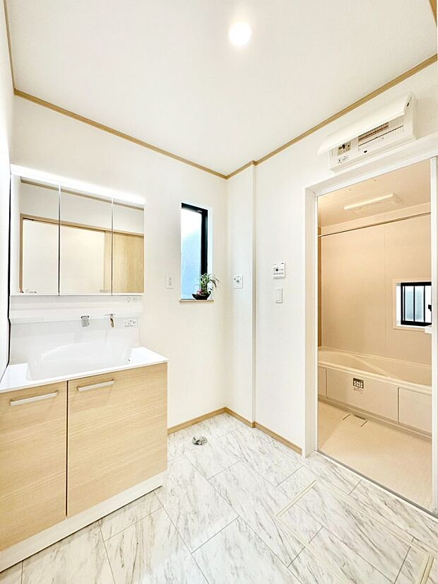 清潔感のある快適空間です。毎日の身支度も気持ち良くお使い頂けます。