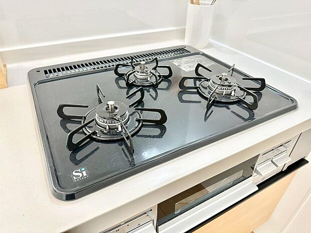 ガスコンロはSiセンサー搭載。火力調節や焦げ付き・消し忘れも防いでくれます。