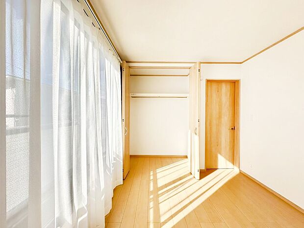 バルコニーが開放感をプラスしてくれる洋室