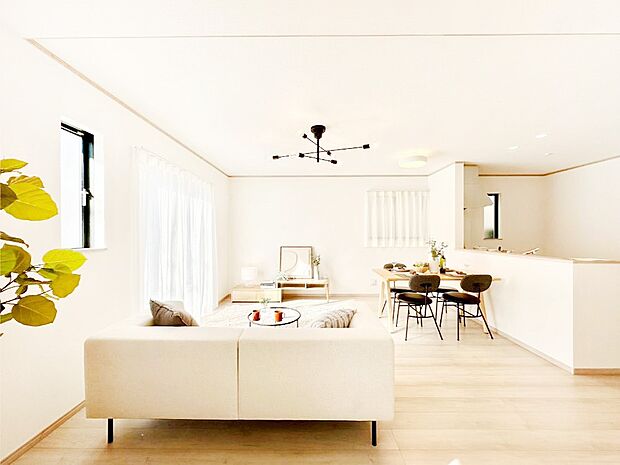 明るい陽光に包まれる心地のよいリビングで家族団らんが楽しめます!