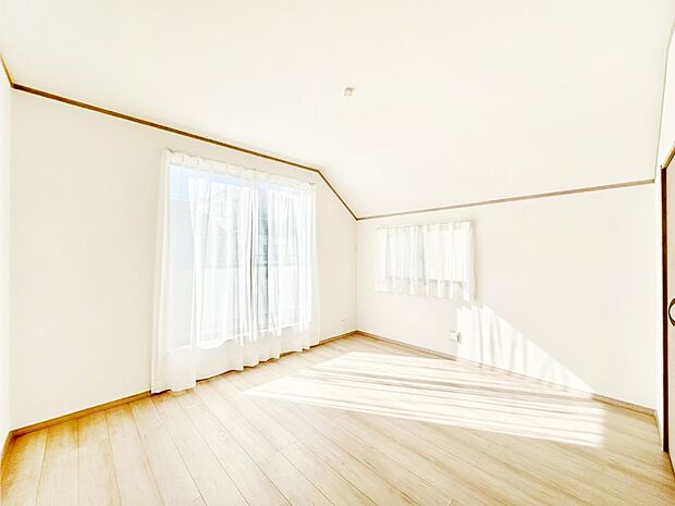 バルコニーが明るさと開放感を演出!朝スッキリと目覚められそうですね。