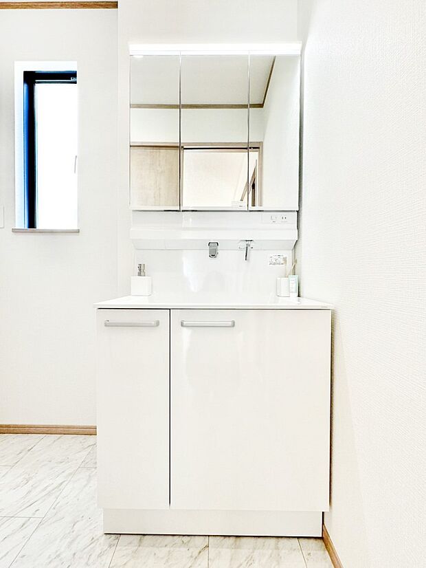 三面鏡キャビネット・シャワー付き洗面化粧台で忙しい朝の身支度もスムーズに!