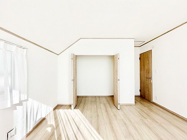 毎日着る衣類や荷物などの収納に便利なクローゼット付きです。