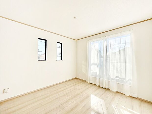 2面採光の洋室。窓から入り込む陽光がお部屋全体を優しく包み込みます!