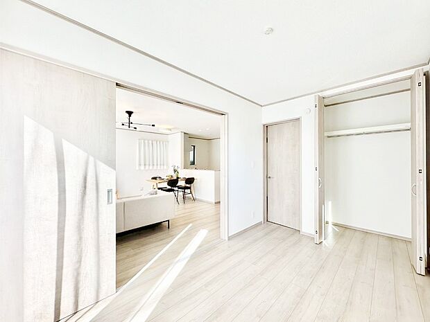 リビングに隣接した洋室。引き戸を開放するとリビングと繋がる憩いの空間に変身!