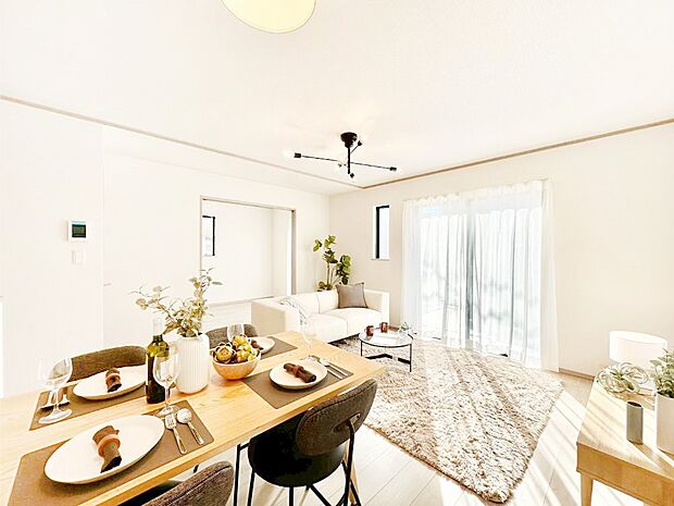 家族の笑顔が自然と生まれてくる、そんな雰囲気のダイニングに仕上がっています。