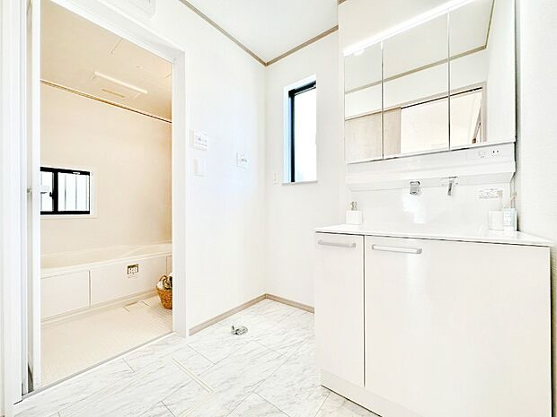 柔らかな朝の光を感じられる窓がついた洗面室