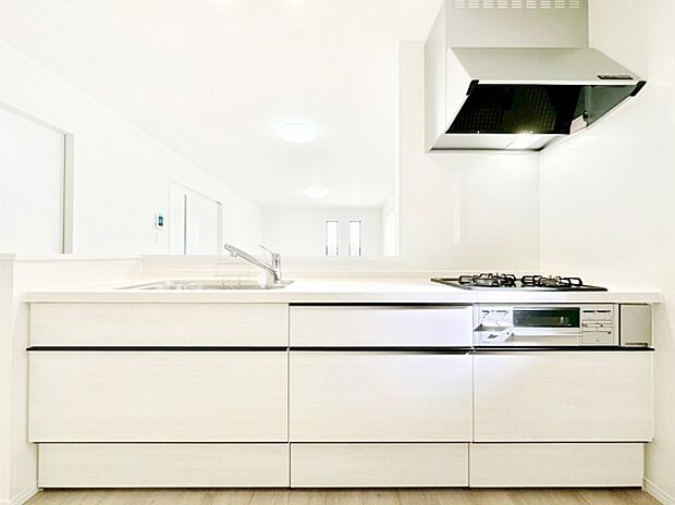 システムキッチンはシンプルでスッキリした飽きの来ないデザインなので永く使えそう！