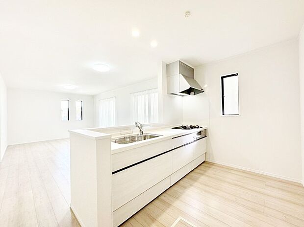 ご家族の会話弾む対面キッチン。お料理中のパパママもご家族と過ごす時間が増えそう!