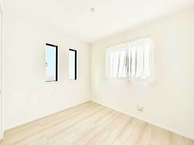 2面採光の洋室。窓から入り込む陽光がお部屋全体を優しく包み込みます!