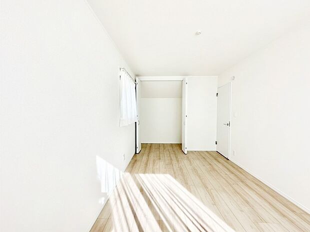毎日着る衣類や荷物などの収納に便利なクローゼット付きです。