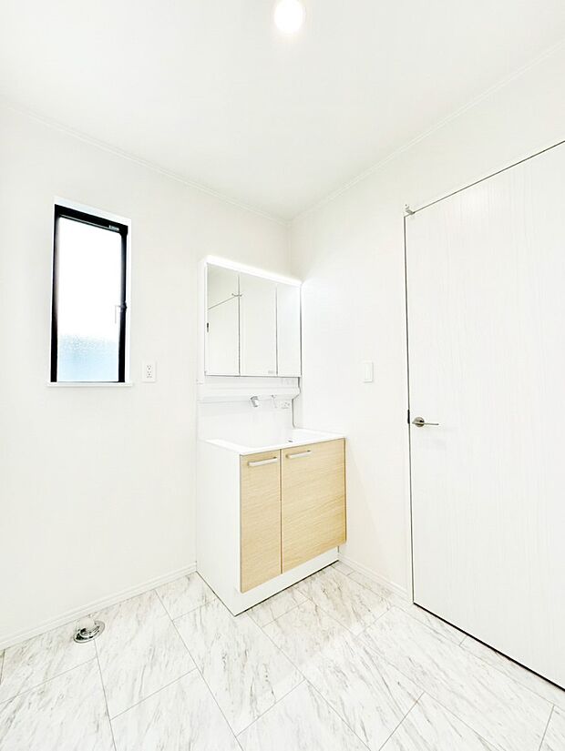 柔らかな朝の光を感じられる窓がついたランドリースペース