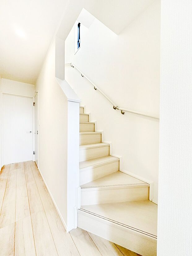 小さなお子様やご年配の方に嬉しい配慮!階段には手摺付きです。