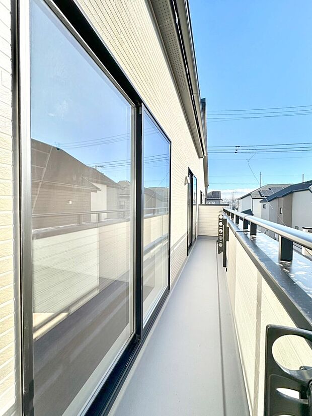 ゆったりバルコニーだから沢山お洗濯ものを干せます。