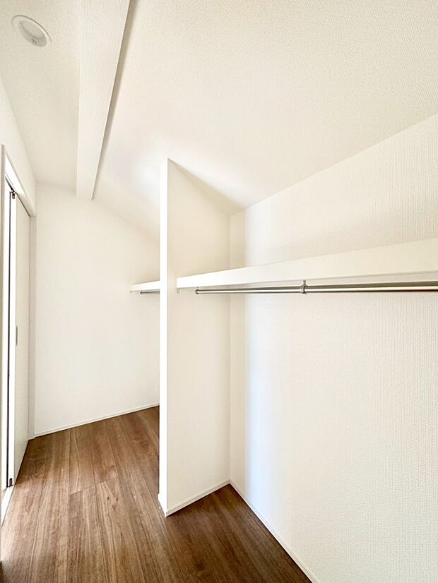 ウォークインクローゼット付きで生活空間を広く利用できます。