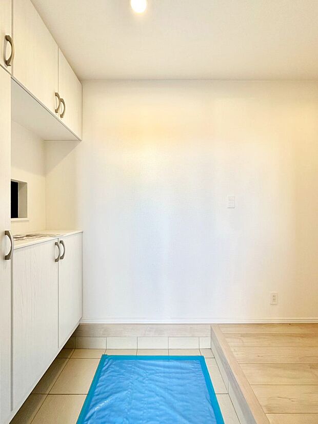 家族の帰宅やお客様をあたたかく迎える玄関　