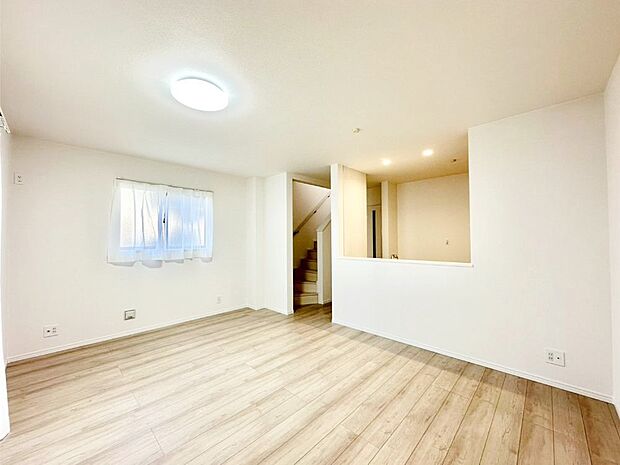 明るい陽光が注ぎ、寛ぎの雰囲気に満たされるリビング・ダイニング。 　