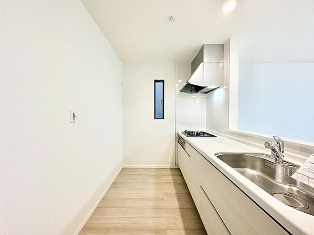 爽やかな風が通り抜けるキッチン。窓があるので明るく換気にも役立ちます。　