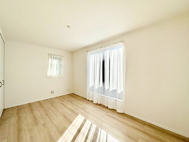 明るいバルコニーサイドに洋室を設置。目覚めの良い寝室に。 　