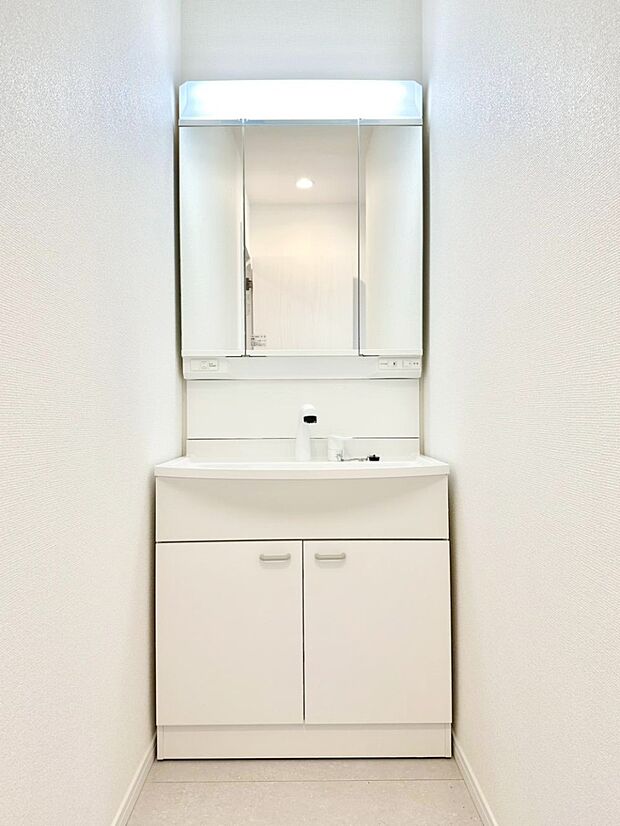 収納力と機能性に優れた洗面化粧台  　