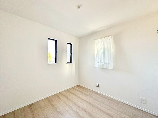 窓からのやさしい光が心地よいプライベートルーム　