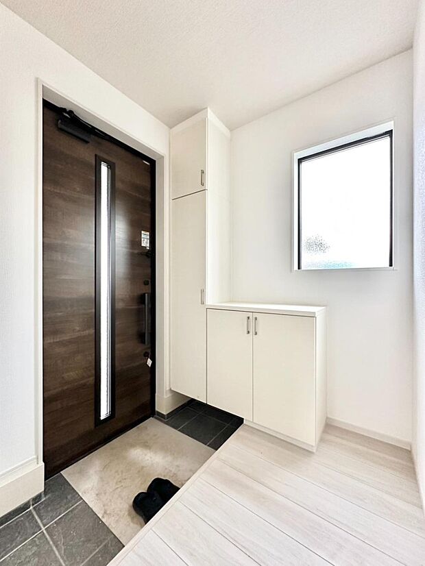 明るい玄関はお客様をお出迎えするのにぴったりです！ 