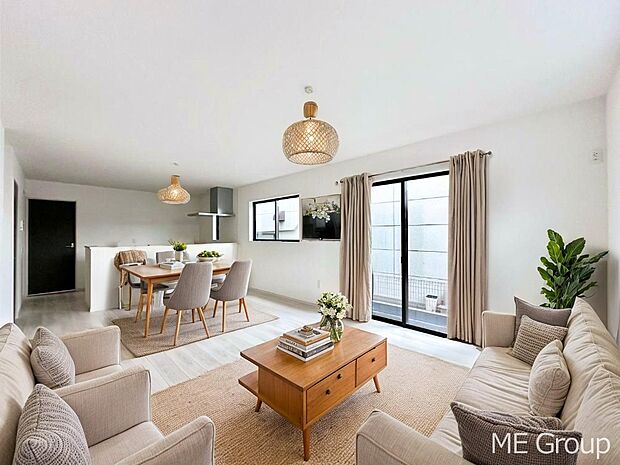 大きな窓からたっぷりの陽光と風を感じられるリビング