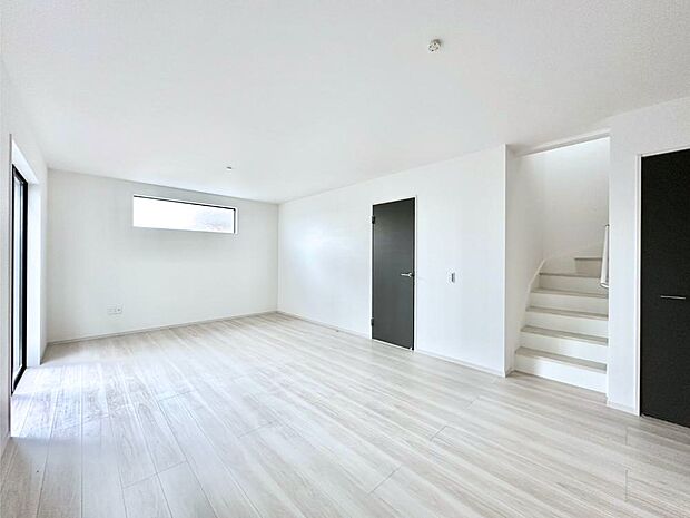 内装「ただいま」「おかえり」家族とのコミュニケーションが深まるリビングイン階段。 