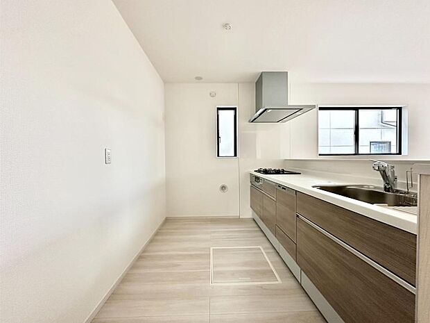 爽やかな風が通り抜けるキッチン。窓があるので明るく換気にも役立ちます。