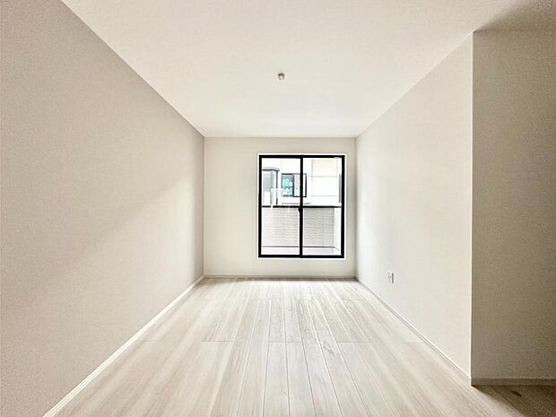 明るいバルコニーサイドに洋室を設置。目覚めの良い寝室に。 