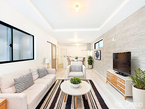 家族の和やかな会話が聞こえてきそう。開放感のあるリビングです。※家具はCGです