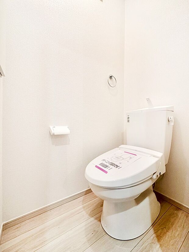 明るく清潔感のあるトイレです。