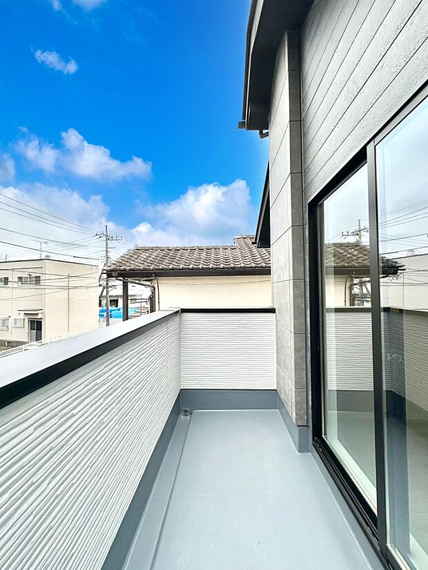 ゆったりバルコニーだから沢山お洗濯ものを干せます。