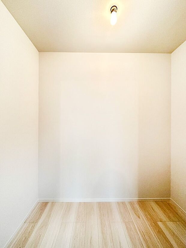 ウォークインクローゼット付きで生活空間を広く利用できます。