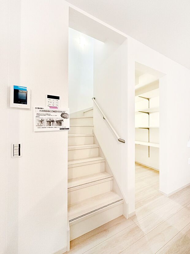 安全性を考慮し階段には手すりを設置しています