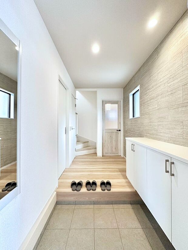 飾り棚を利用して、お越しいただくお客様をおもてなしできます。