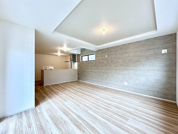 ご家族の賑やかな話し声で包まれる明るいリビング