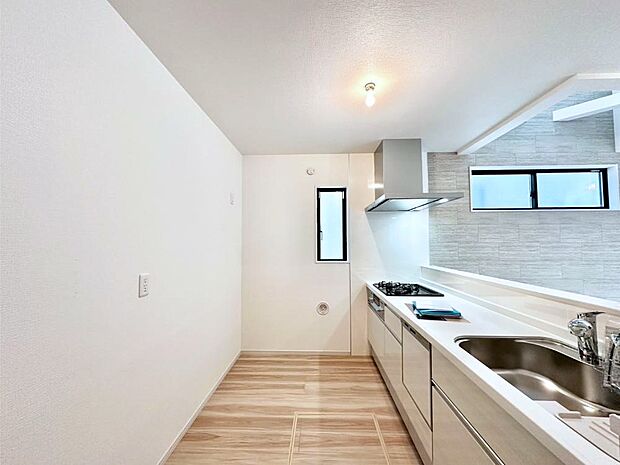 爽やかな風が通り抜けるキッチン。窓があるので明るく換気にも役立ちます。