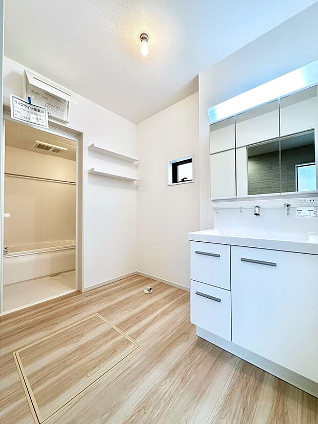 清潔感ある洗面化粧室で朝の身支度も快適