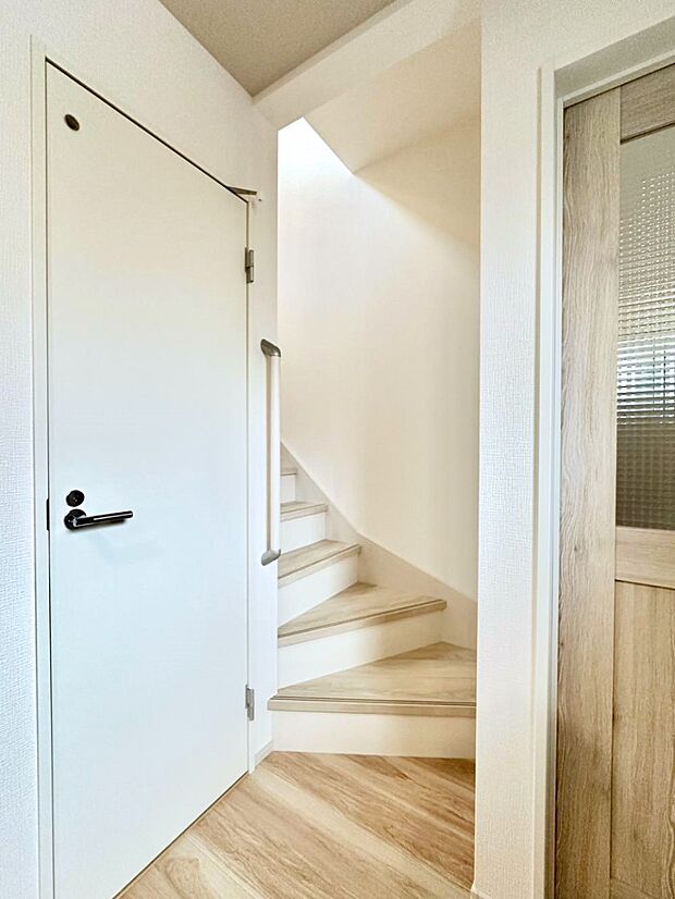 階段は手すり付きなので小さなお子さまやご高齢の方も安心です  