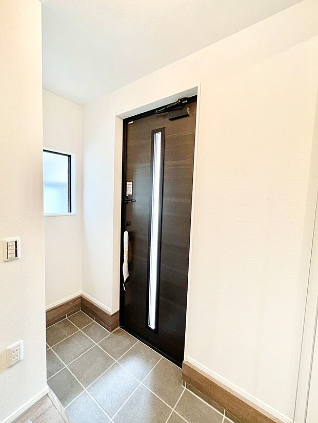 玄関ドアにスリッドラインが入っているので光の演出をしてくれます