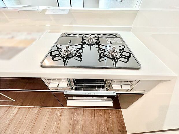 ガスコンロはＳｉセンサー搭載。火力調節や焦げ付き・消し忘れも防いでくれます。