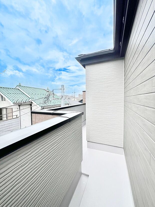 暖かな陽光が降り注ぐバルコニーはお洗濯におすすめ。爽やかな風も心地よいです。 